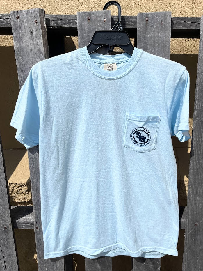 Light blue t-shirt with a Navylogo on a wooden background